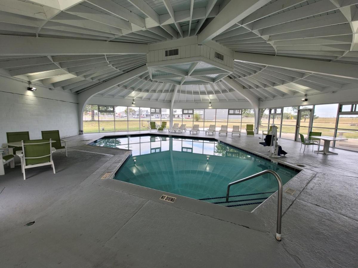Hotel Wingate By Wyndham Wichita Airport Exterior foto
