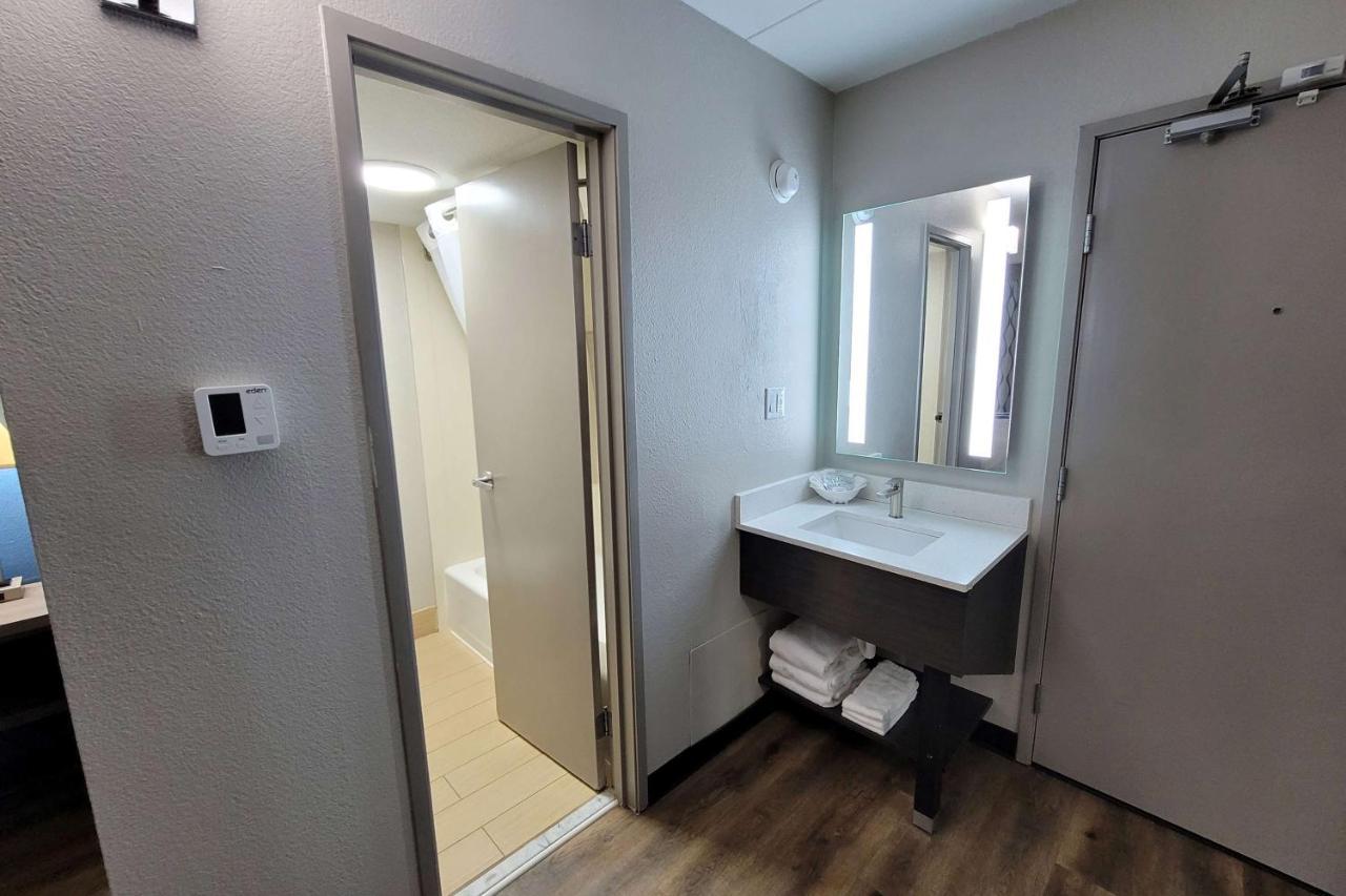 Hotel Wingate By Wyndham Wichita Airport Exterior foto