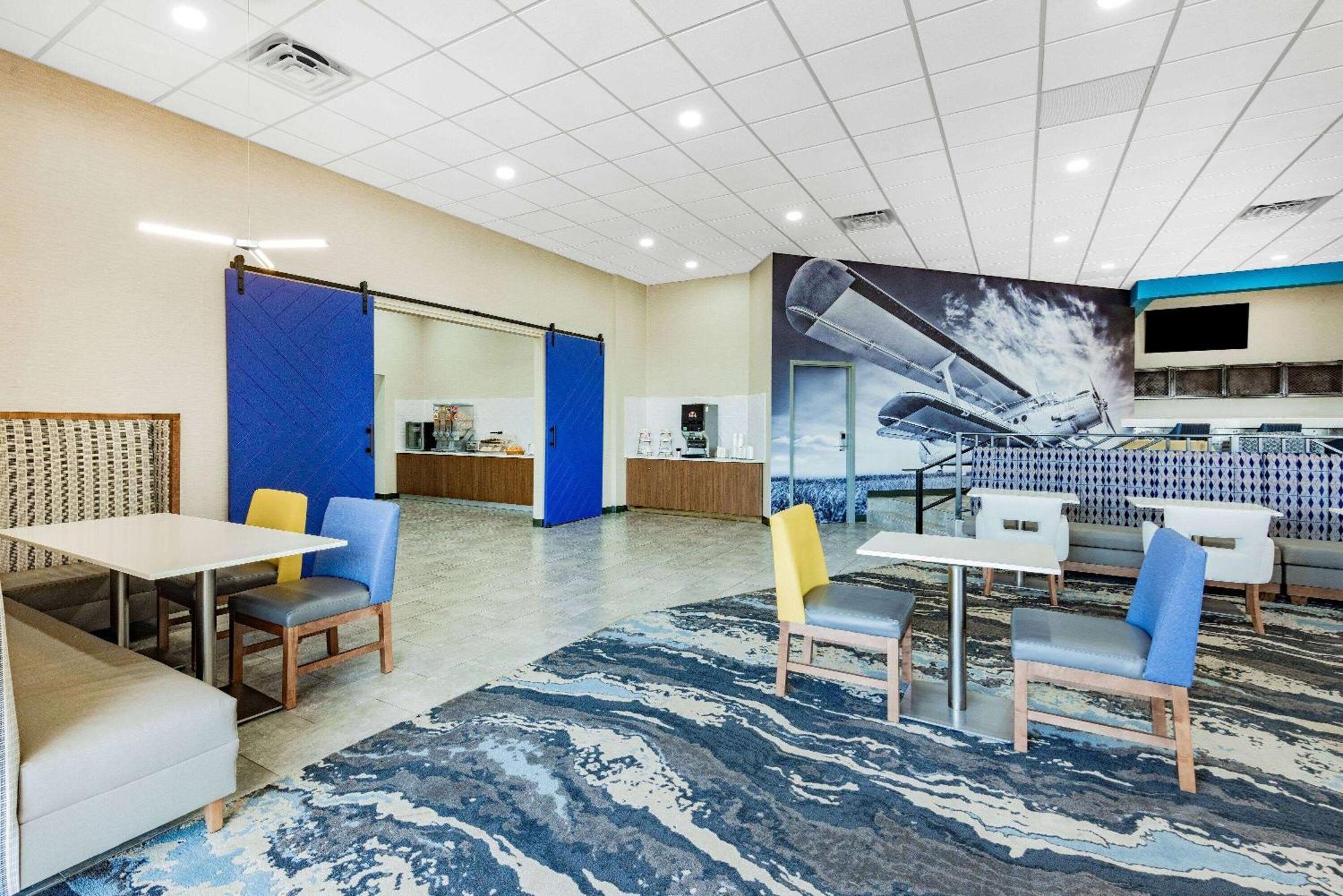 Hotel Wingate By Wyndham Wichita Airport Exterior foto