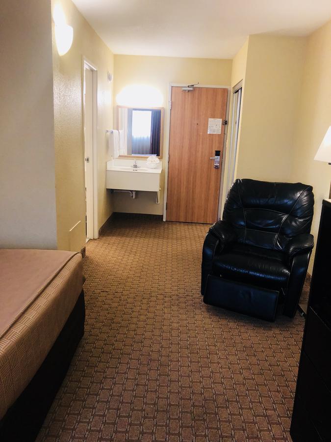 Hotel Wingate By Wyndham Wichita Airport Exterior foto