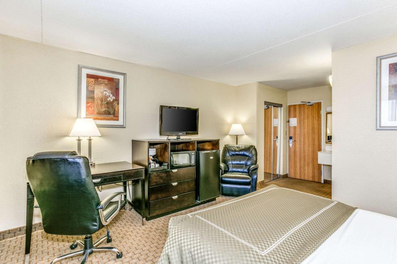 Hotel Wingate By Wyndham Wichita Airport Exterior foto