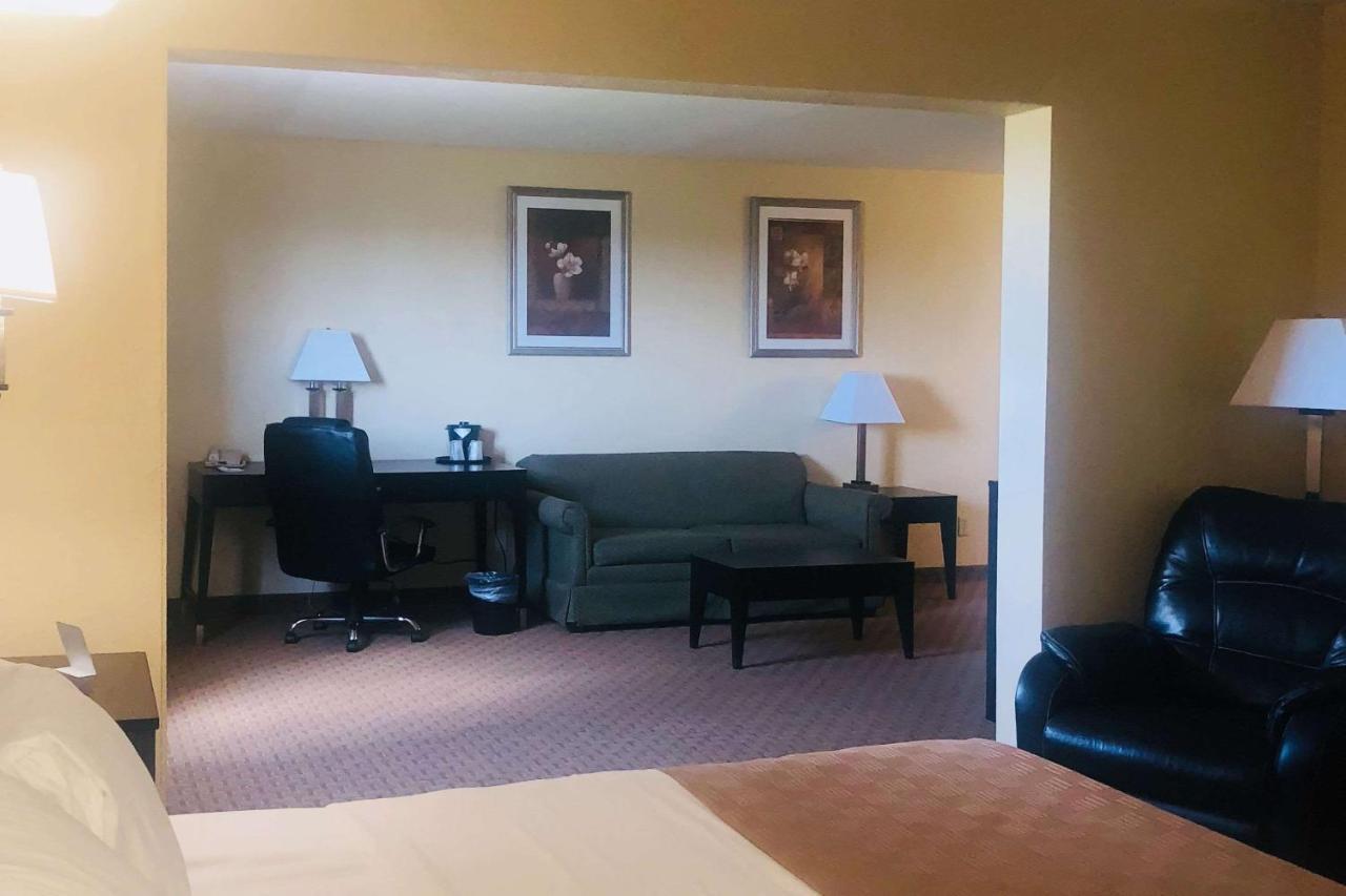 Hotel Wingate By Wyndham Wichita Airport Exterior foto