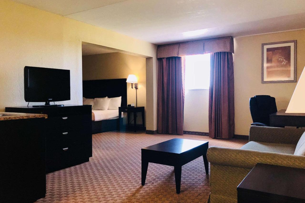 Hotel Wingate By Wyndham Wichita Airport Exterior foto