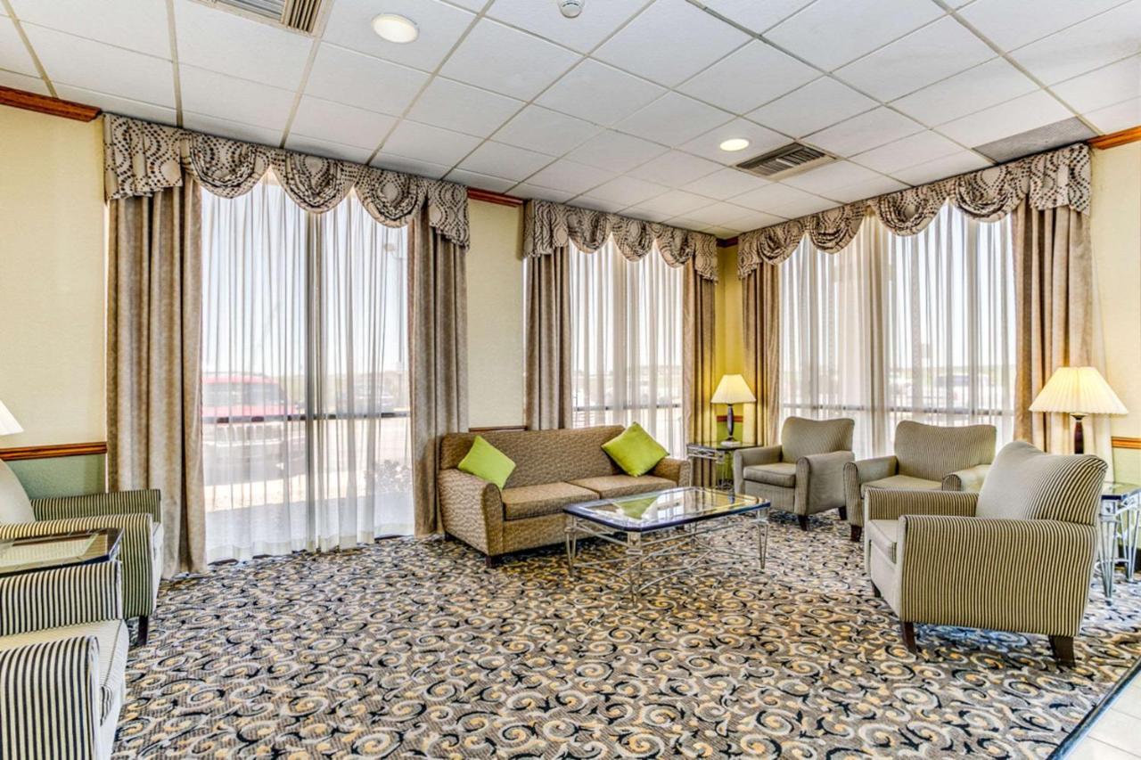 Hotel Wingate By Wyndham Wichita Airport Exterior foto